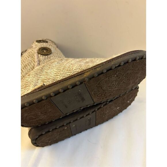 MukLuks sock slouch boots size 11 brown ***missing/cracked button - Picture 3 of 6